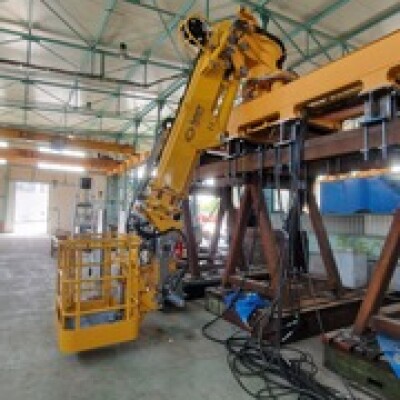 Offshore access basket with HIAB arm