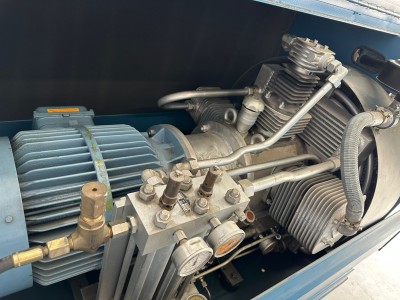AIR COMPRESSOR