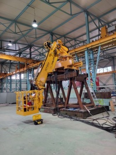 Offshore access basket with HIAB arm