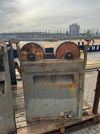 Hydraulic pipe rotation unit