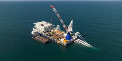 Pipe lay project support personnel