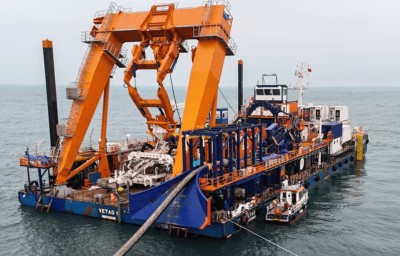 Shallow water cable laying barge