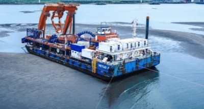 Shallow water cable laying barge