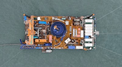 Shallow water cable laying barge