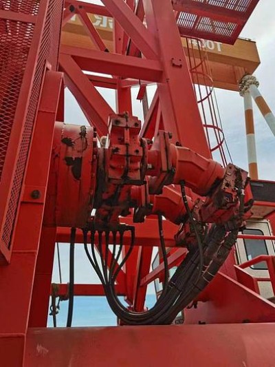 Seatrax 250T crane