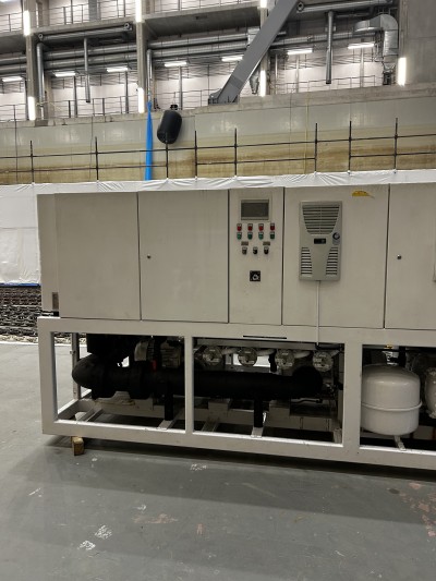 Used water-cooled chiller plant, 4 refrigerant circuits, R-407C, skid-mounted