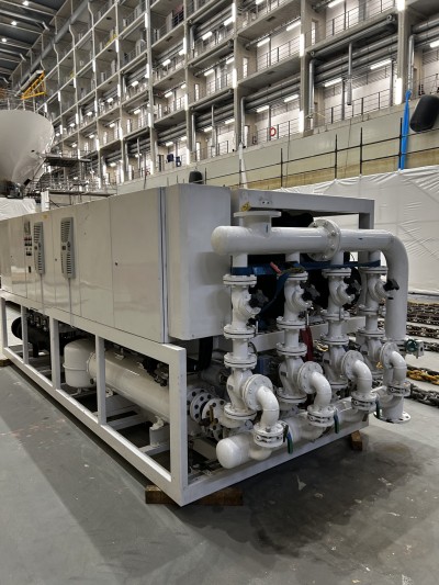 Used water-cooled chiller plant, 4 refrigerant circuits, R-407C, skid-mounted